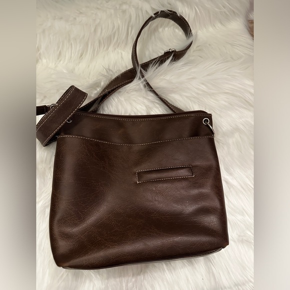 No big name but super cute crossbody - Picture 5 of 7